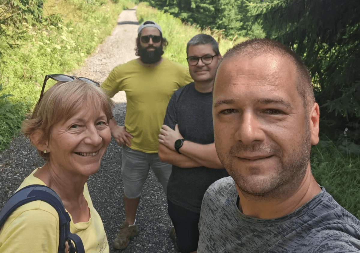 Jozef Žuffa (vpravo) a Mária Spišiaková spolu s ďalšími členmi Apeironu. Foto: FB/Apeiron.ihs