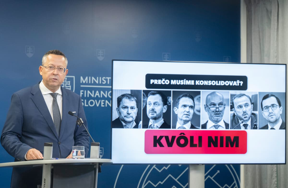 Ladislav Kamenický (Smer-SD) reaguje počas tlačovej konferencie v súvislosti s konsolidačným balíkom na rok 2026. Foto: Martin Baumann/TASR
