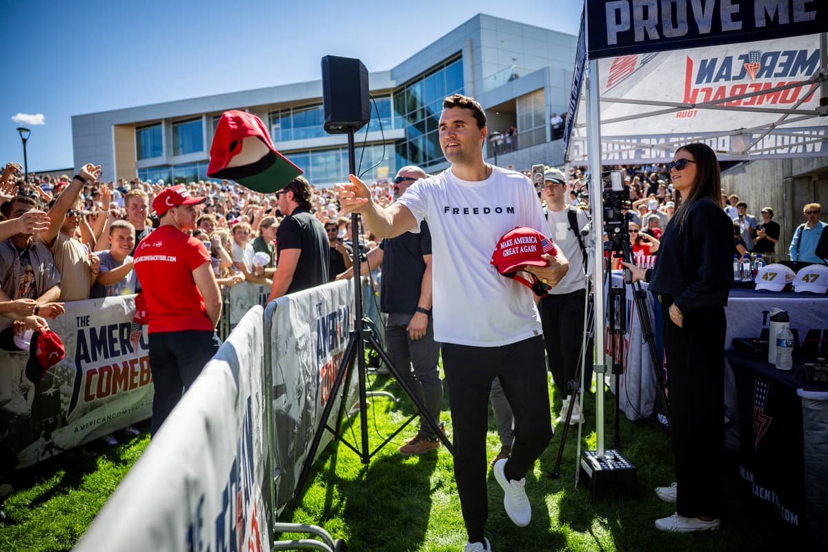 Charlie Kirk rozdáva šiltovky počas podujatia na univerzite v Oreme krátko pred svojou smrťou v americkom štáte Utah v stredu 10. septembra 2025. Foto: TASR/AP