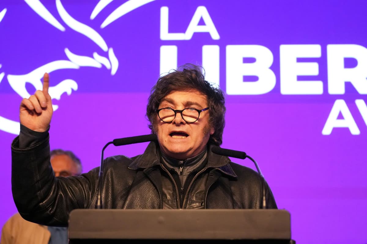 Na snímke argentínsky prezident Javier Milei reční po uzavretí volebných miestností v provinčných voľbách v La Plata v Argentíne v nedeľu 7. septembra 2025. Foto: TASR/AP
