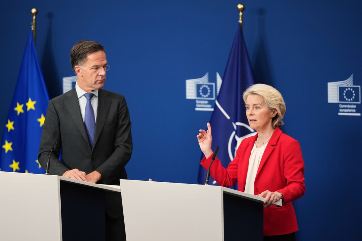 Ursula von der Leyenová a Mark Rutte na tlačovej konferencii v sídle EÚ v Bruseli v utorok 30. septembra 2025. Foto: TASR/AP