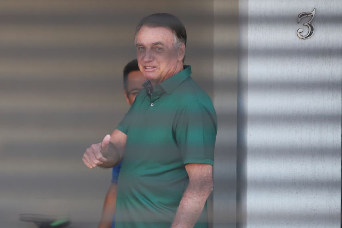 Bývalý brazílsky prezident Jair Bolsonaro dvíha hore palec v domácom väzení v Brazílii vo štvrtok 11. septembra 2025. Foto: TASR/AP