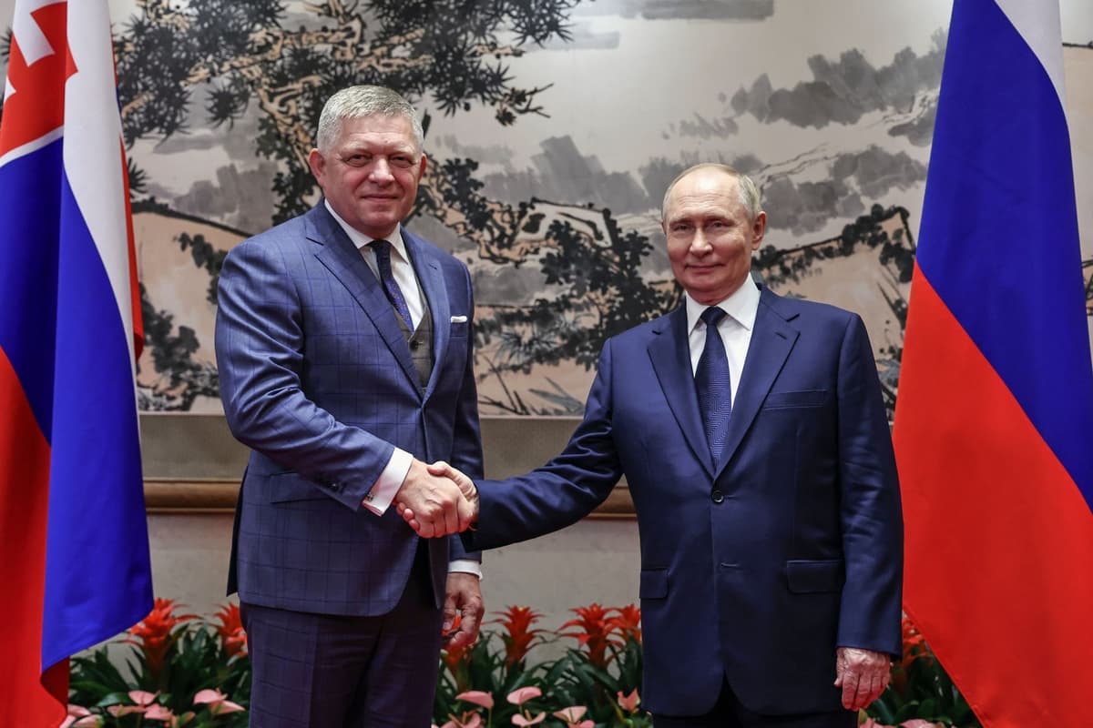 Ruský prezident Vladimir Putin a slovenský premiér Robert Fico si podávajú ruky počas stretnutia v Pekingu v utorok 2. septembra 2025. Foto: TASR/AP