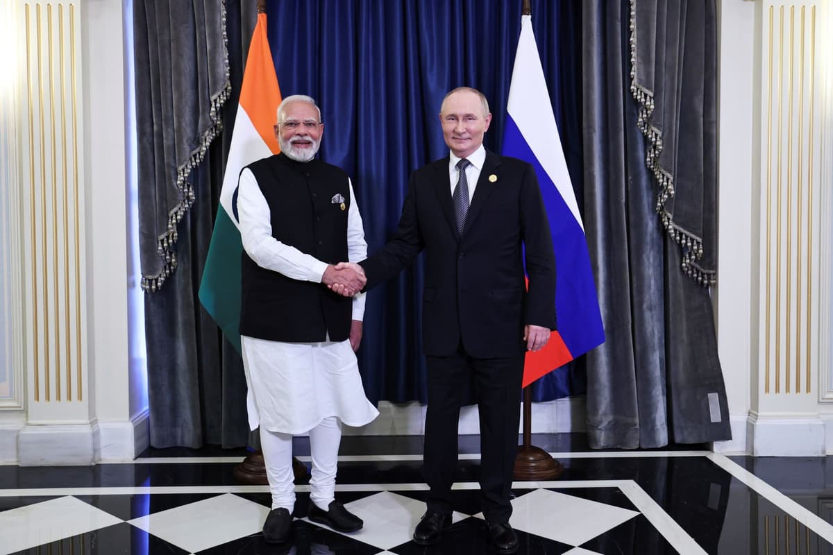 Vladimir Putin a Nárendra Módí počas samitu Šanghajskej organizácie pre spoluprácu v čínskom meste Tchien-ťin 1. septembra. Foto: TASR/AP