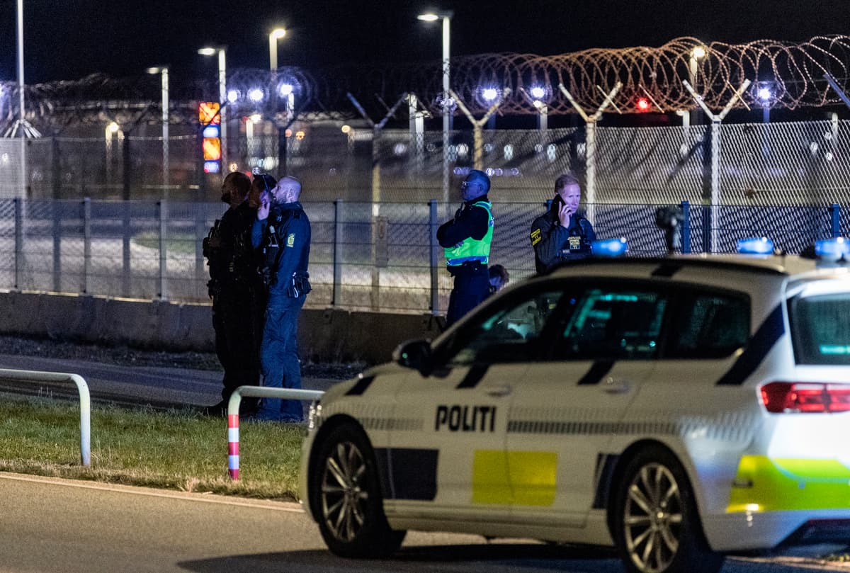 Polícia hliadkuje na letisku v Kodani. Foto TASR/AP