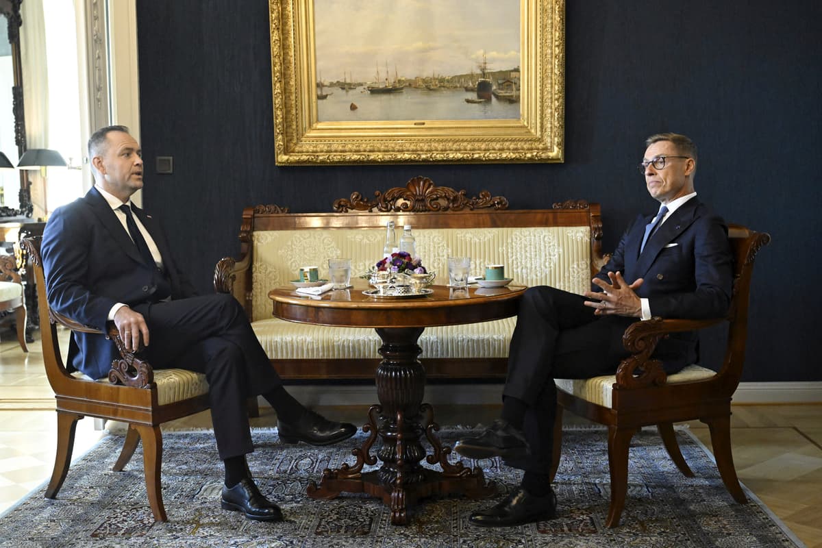 Poľský prezident Karol Nawrocki  (vľavo) a fínsky prezident Alexander Stubb sa rozprávajú počas privítania pred ich stretnutím v prezidentskom paláci. FOTO: TASR/AP/Roni Rekomaa/Lehtikuva