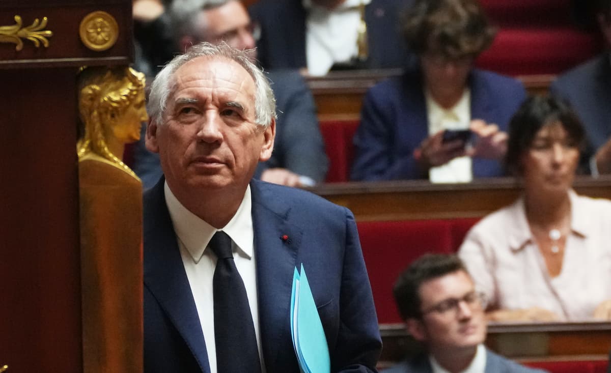 Francúzsky premiér Francois Bayrou reaguje pred príhovorom na začiatku schôdze parlamentu zameranej na hlasovanie o dôvere jeho vláde v Paríži. Foto: TASR/AP