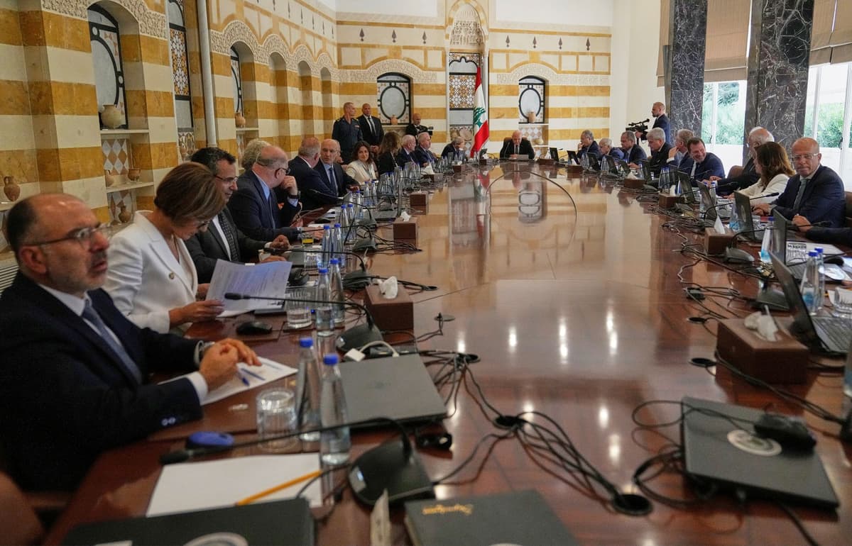 Zábery z rokovania libanonskej vlády o odzbrojení Hizballáhu, 5. septembra 2025. Foto: TASR/AP