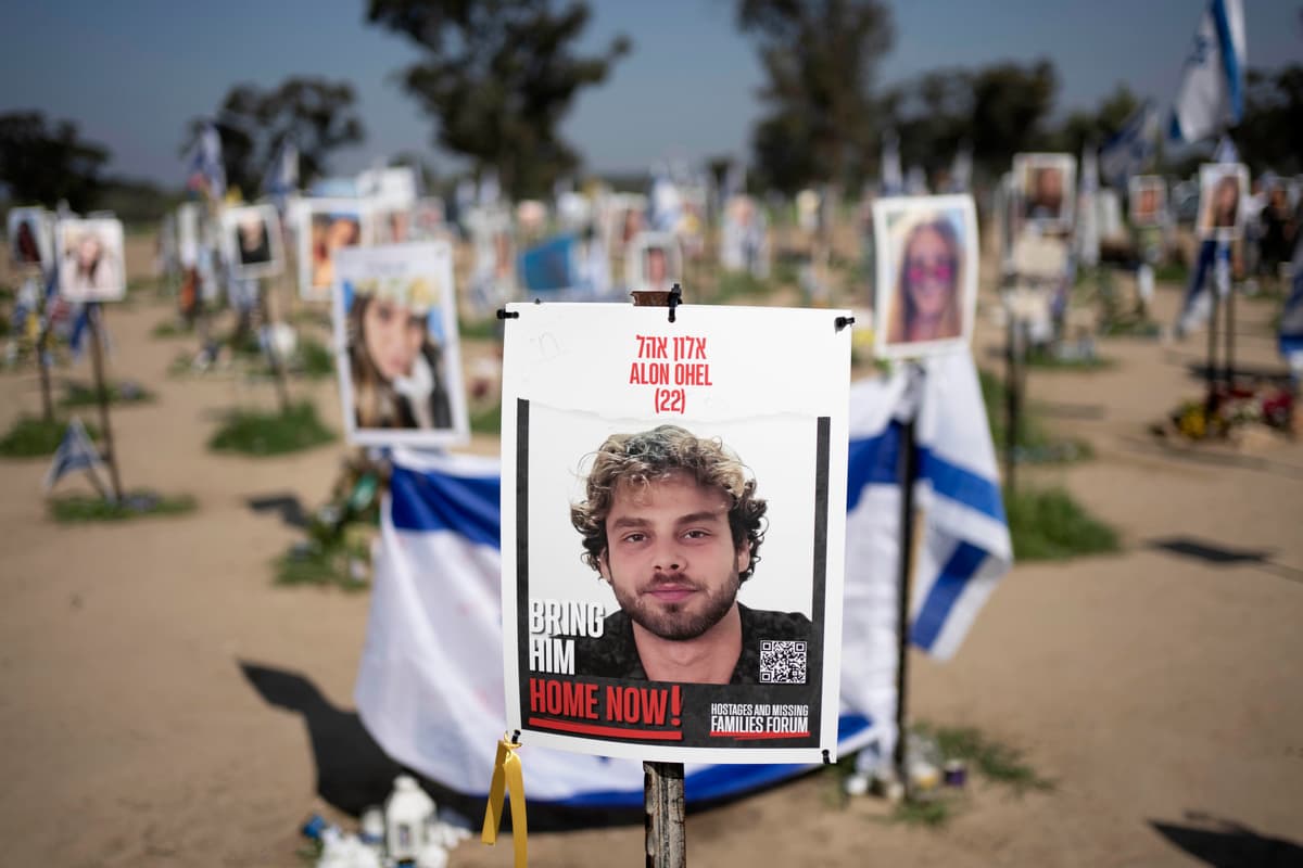 Plagát zobrazujúci izraelského rukojemníka Alona Ohela. Foto: TASR/AP