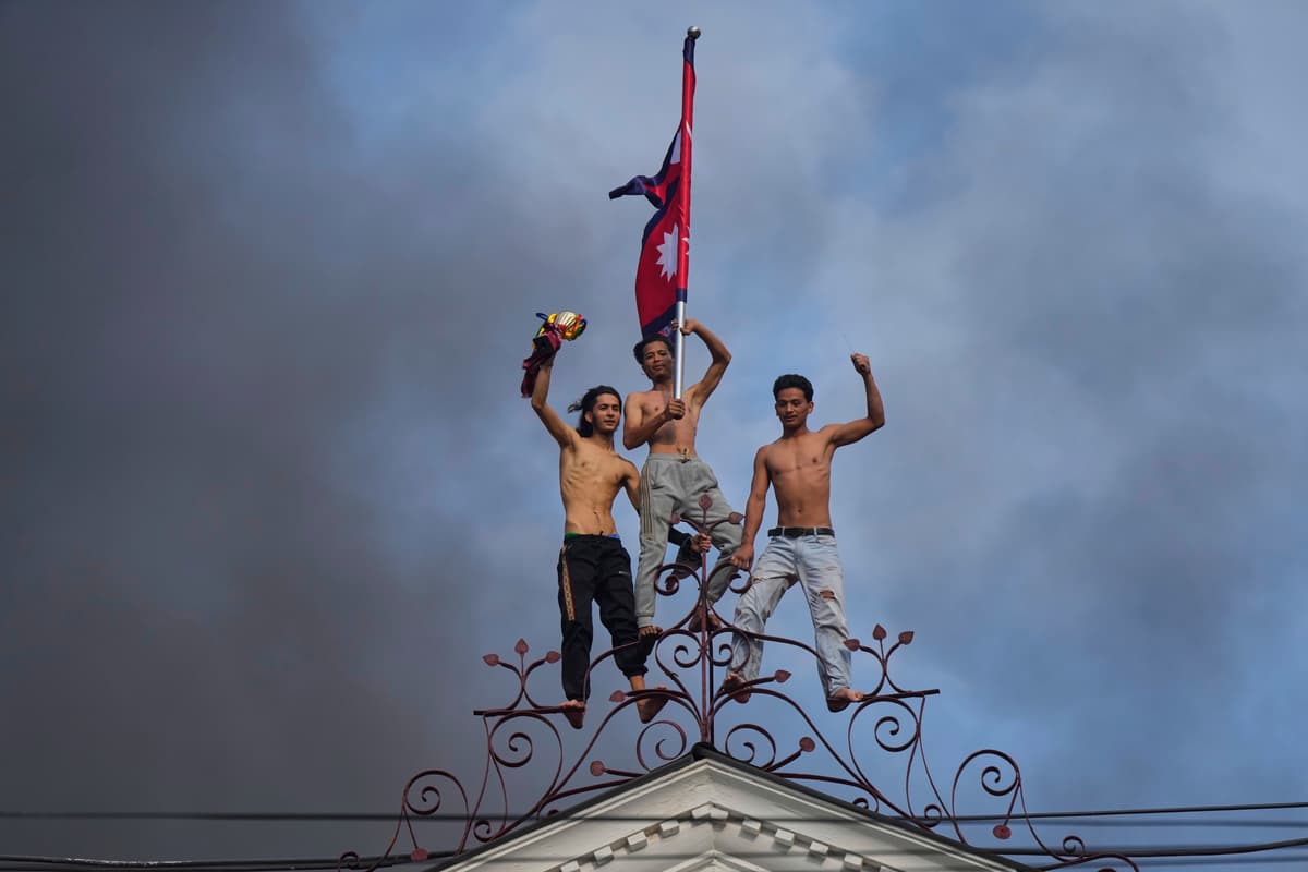 emonštranti vyliezli na budovu nepálskej vlády počas protestu v nepálskom meste Káthmandu. Foto: TASR/AP