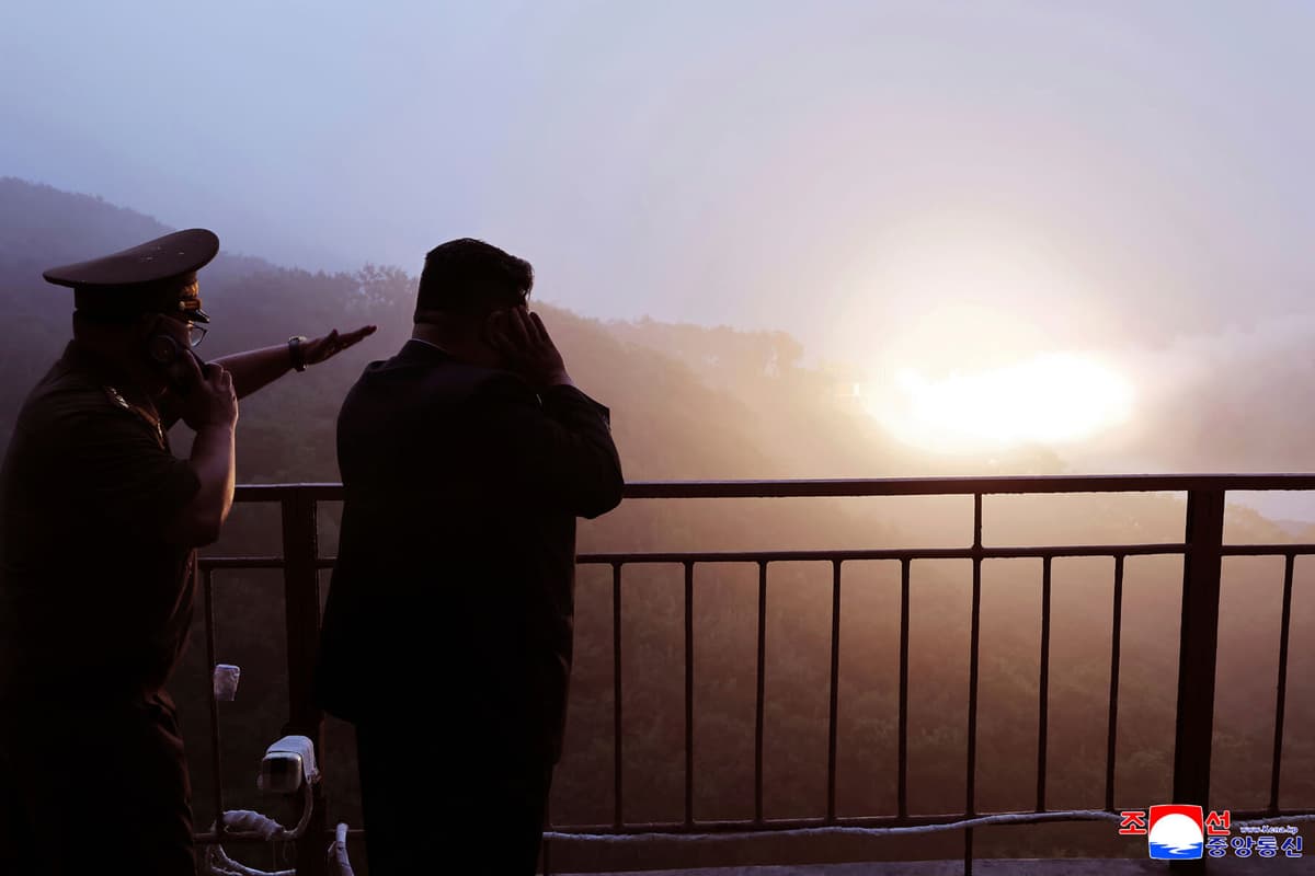 Kim Čong-un (vpravo) sleduje test nového raketového motora na utajenom mieste. Foto: TASR/AP