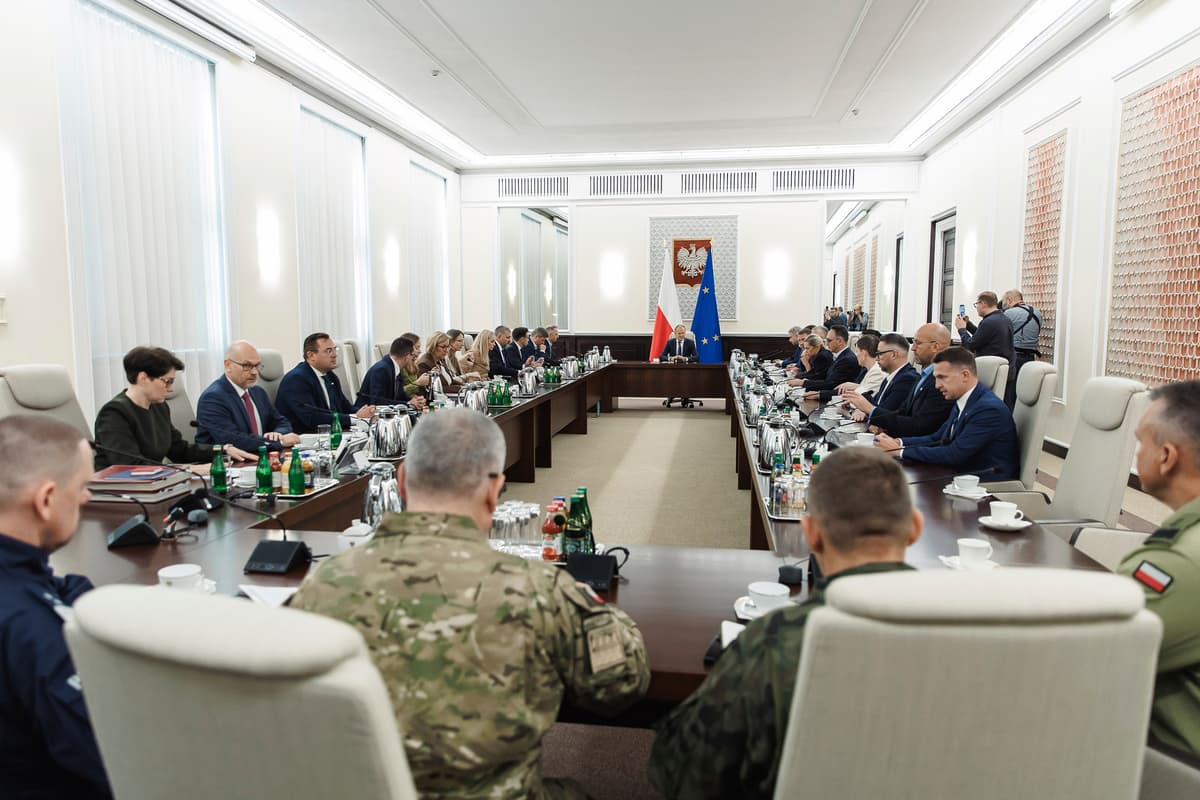 Poľský premiér Ilustračná fotografia. Donald Tusk na mimoriadnom zasadnutí vlády v kancelárii, na ktorom sa zúčastnili predstavitelia armády a záchranných služieb. Foto: TASR/AP