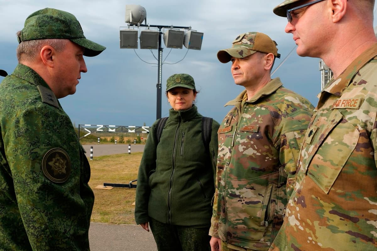 Bieloruský minister obrany Viktor Chrenin (vľavo) hovorí s podplukovníkom Bryanom Shoupeom (druhý zprava), vojenským atašé na veľvyslanectve USA v Minsku. Foto: Bieloruské ministerstvo obrany/TASR/AP