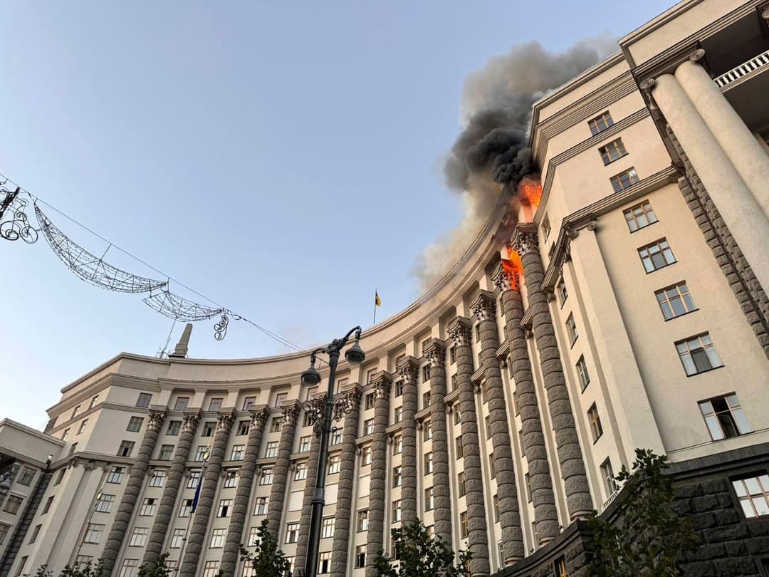 Z vládnej budovy stúpa dym po ruskom útoku v Kyjeve. Foto: TASR/AP