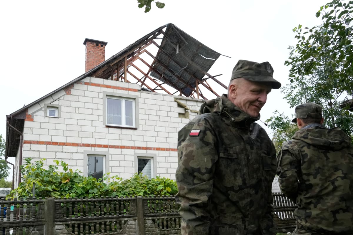 Strechu domu v obci Wyryki v Lublinskom vojvodstve vo štvrtok 11. septembra 2025 nezničil ruský dron, ale poľská raketa. Foto: TASR/AP