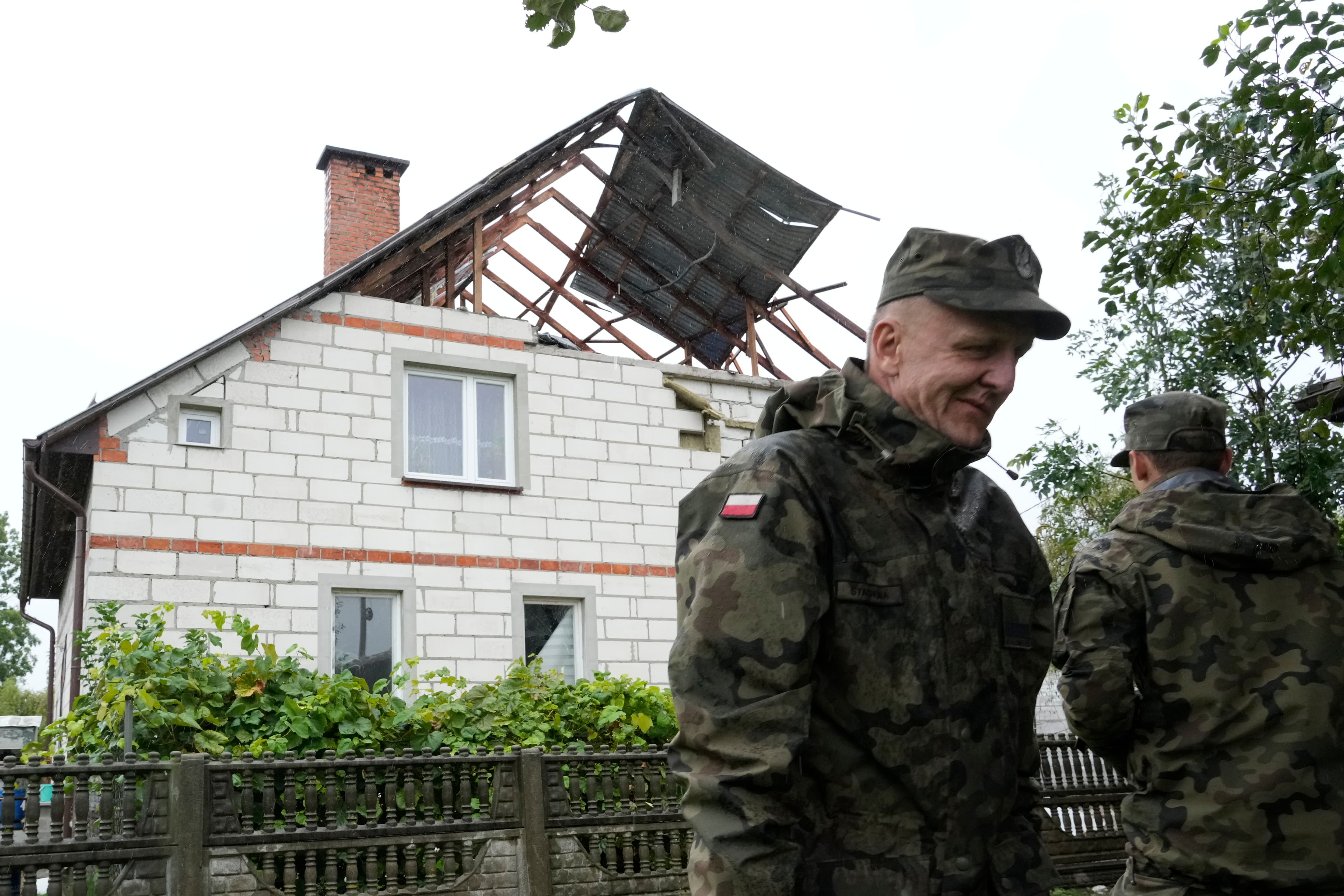 Strechu domu v obci Wyryki v Lublinskom vojvodstve vo štvrtok 11. septembra 2025 nezničil ruský dron, ale poľská raketa. Foto: TASR/AP