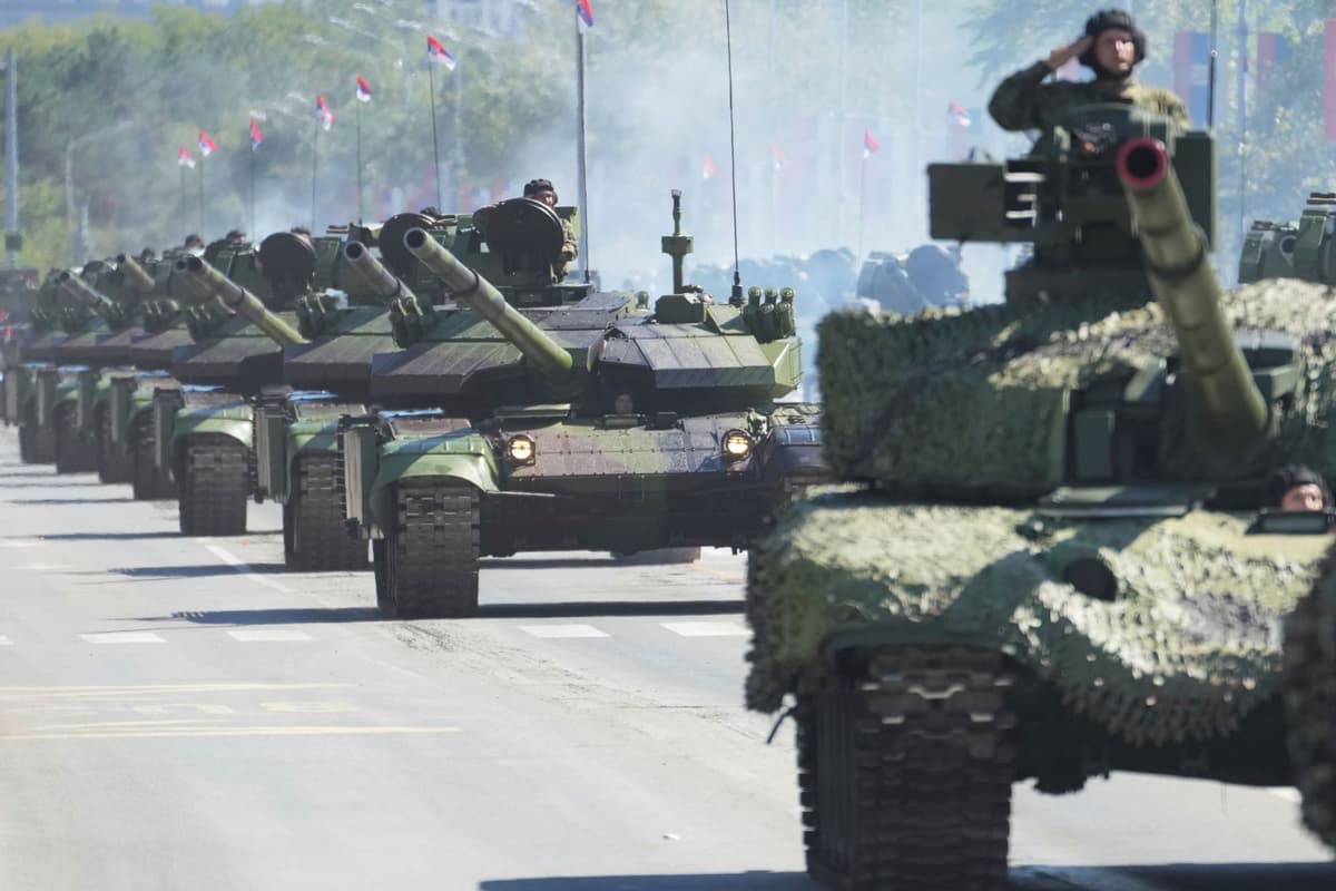 Vojáci srbskej armády vystupujú počas vojenskej prehliadky v Belehrade v sobotu 20. septembra 2025. Foto: TASR/AP