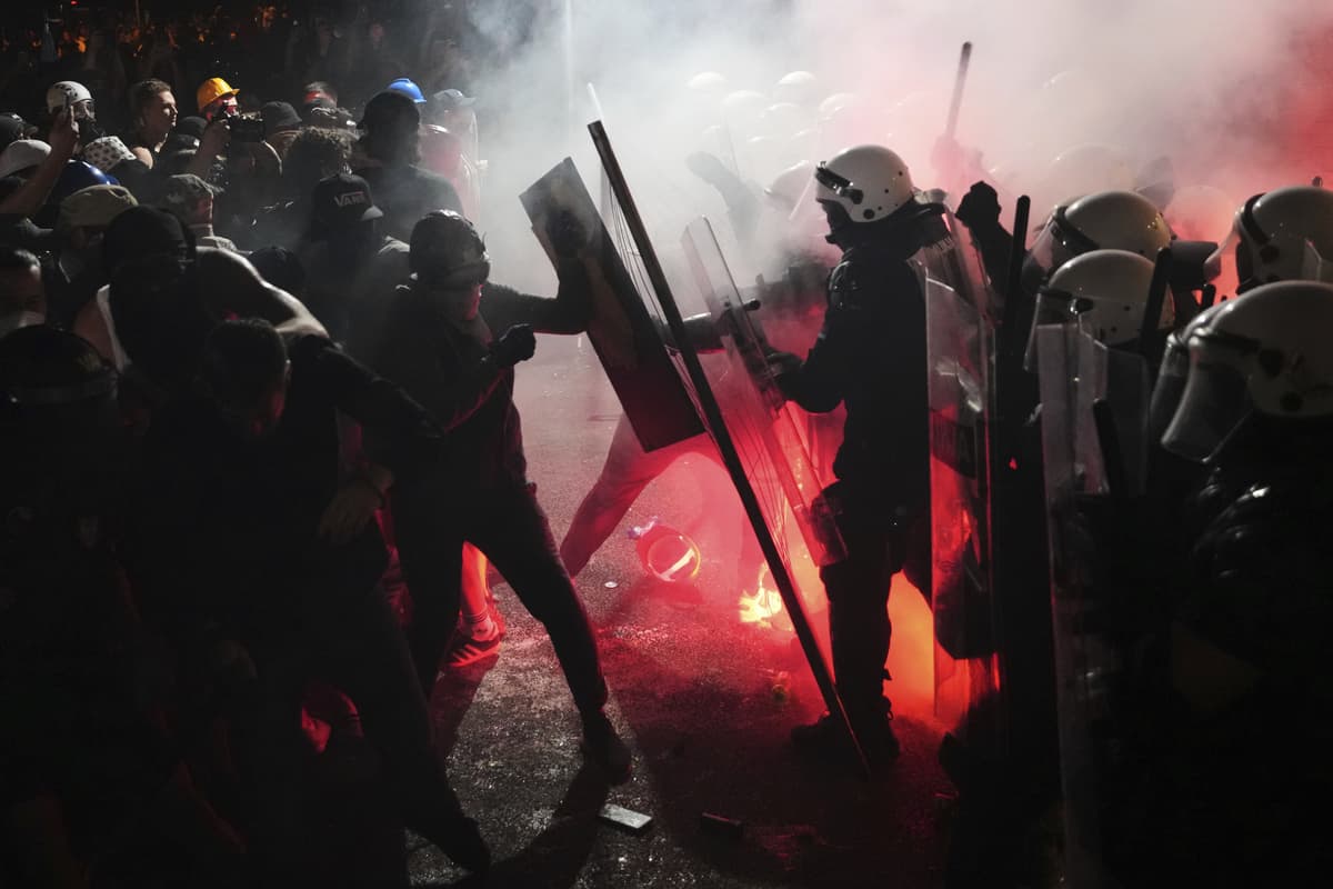 Na snímke protivládni demonštranti počas kolízie s policajtami na protivládnych protestoch v srbskom Belehrade. Foto: TASR/AP/Darko Vojinovic