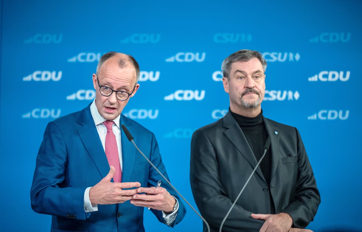 Líder nemeckej opozičnej Kresťanskodemokratickej únie Nemecka (CDU) Friedrich Merz (vľavo), bavorský premiér a líder Kresťansko-sociálnej únie (CSU) Markus Söder. Foto: TASR/DPA