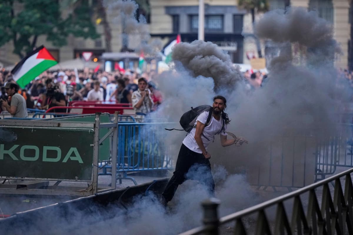 Demonštrant počas blokády cesty počas záverečnej etapy cyklistických pretekov Vuelta. Foto: TASR/AP