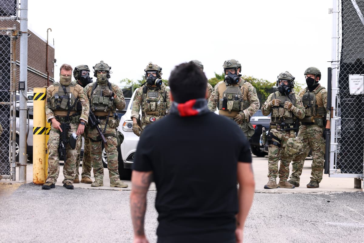 Demonštrant pred príslušníkmi ICE. Foto: TASR/AP