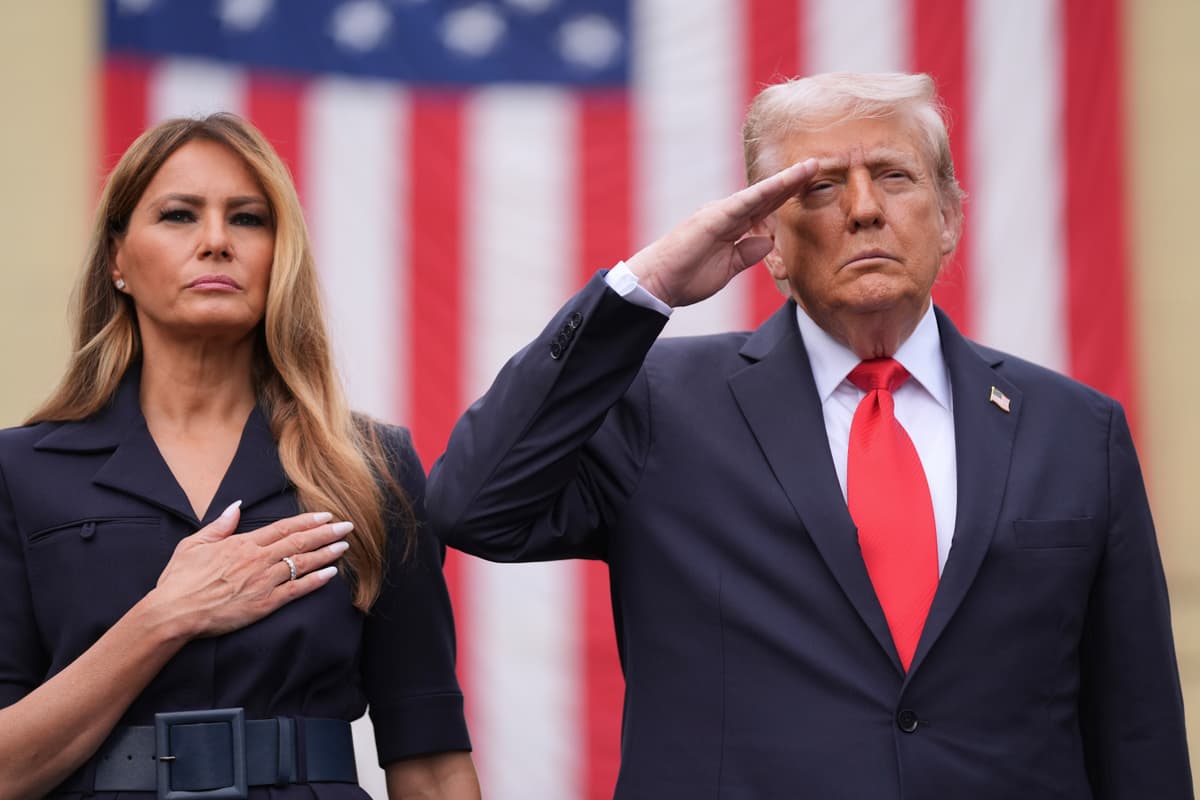 Donald Trump a Melania Trumpová na spomienkovej ceremónii vo Washingtone vo štvrtok 11. septembra 2025 pri príležitosti 24. výročia teroristických útokov z 11. septembra. Foto: TASR/AP
