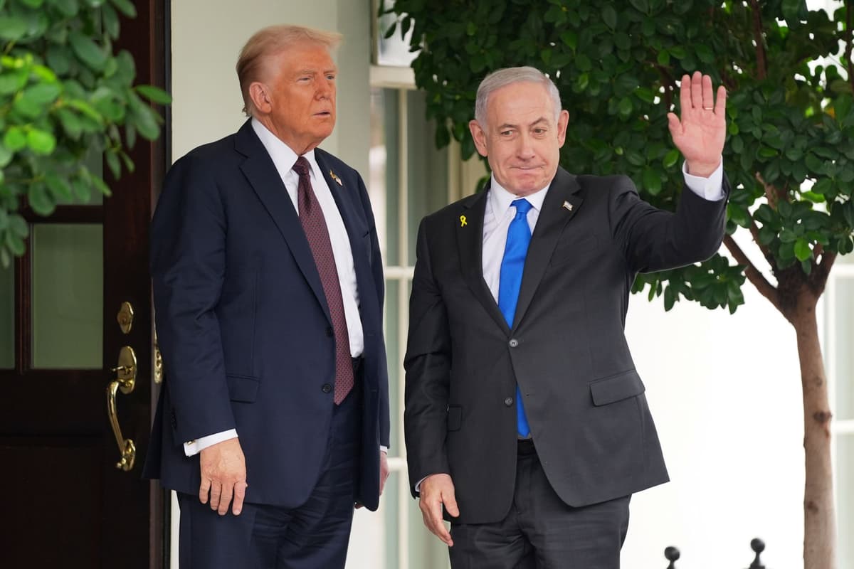 Americký prezident Donald Trump (vľavo) víta izraelského premiéra Benjamina Netanjahua pred ich stretnutím v Bielom dome vo Washingtone 29. septembra 2025. Foto: TASR/AP