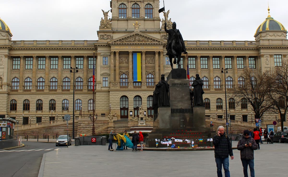 Ukrajinská vlajka na budove Národného múzea na protest proti ruskej agresii na Ukrajine. Foto: ČTK / Ruml Miloš