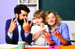 Rodičia učiaci dieťa počítať na prstoch. Foto Svitlana Lutso / Alamy / Profimedia