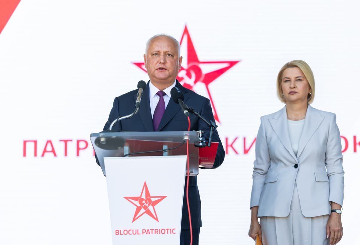 Bývalý prezident Moldavska a líder Socialistickej strany Igor Dodon prednáša svoj prejav spolu s predsedníčkou strany „Inima Moldovei“ Irinou Vlahovou. Foto: Dumitru Doru / EPA / Profimedia