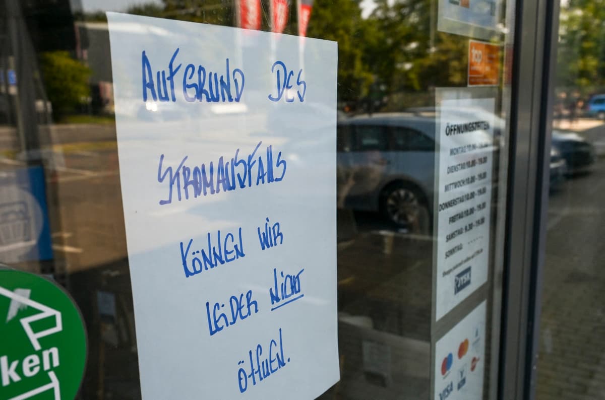 Zatvorené kvôli výpadku prúdu - oznam na berlínskej prevádzke. Foto JENS KALAENE / DPA / dpa Picture-Alliance via AFP / Profimedia