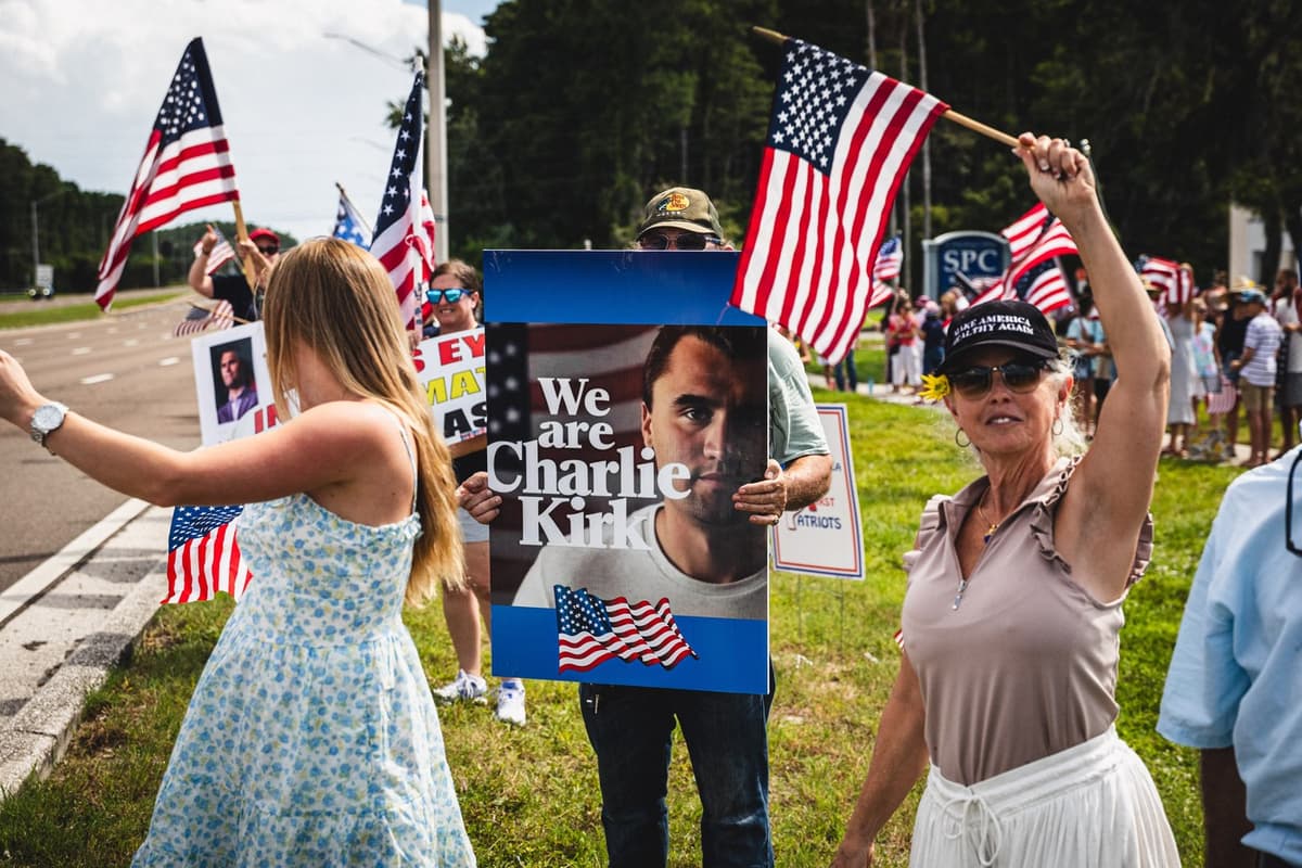 Po smrti Charlieho Kirka jeho priaznivci mávajú vlajkami a prednášajú prejavy na pamiatku jeho života. Foto: Dave Decker / Zuma Press / Profimedia
