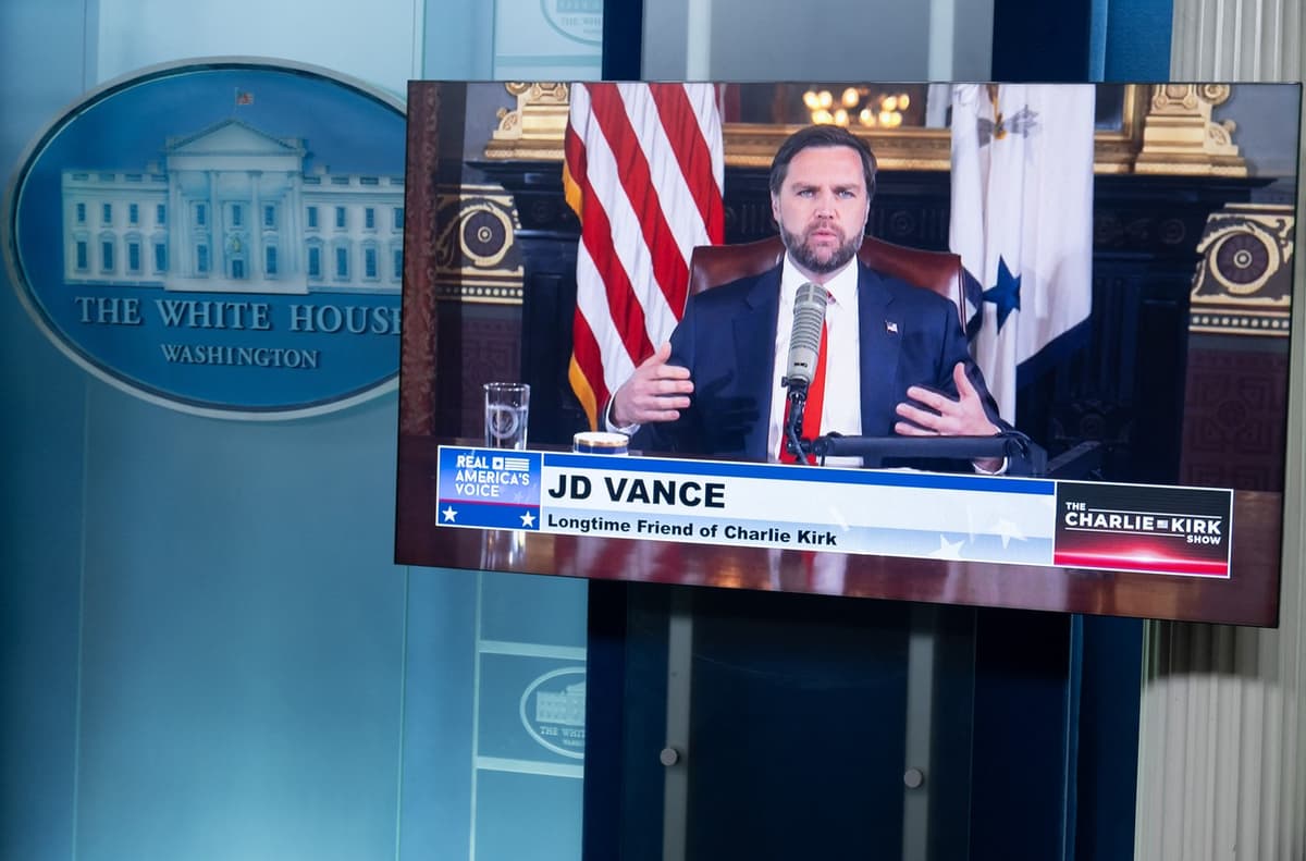 Americký viceprezident JD Vance moderuje epizódu podcastu „The Charlie Kirk Show“. Foto: SAUL LOEB / AFP / AFP / Profimedia