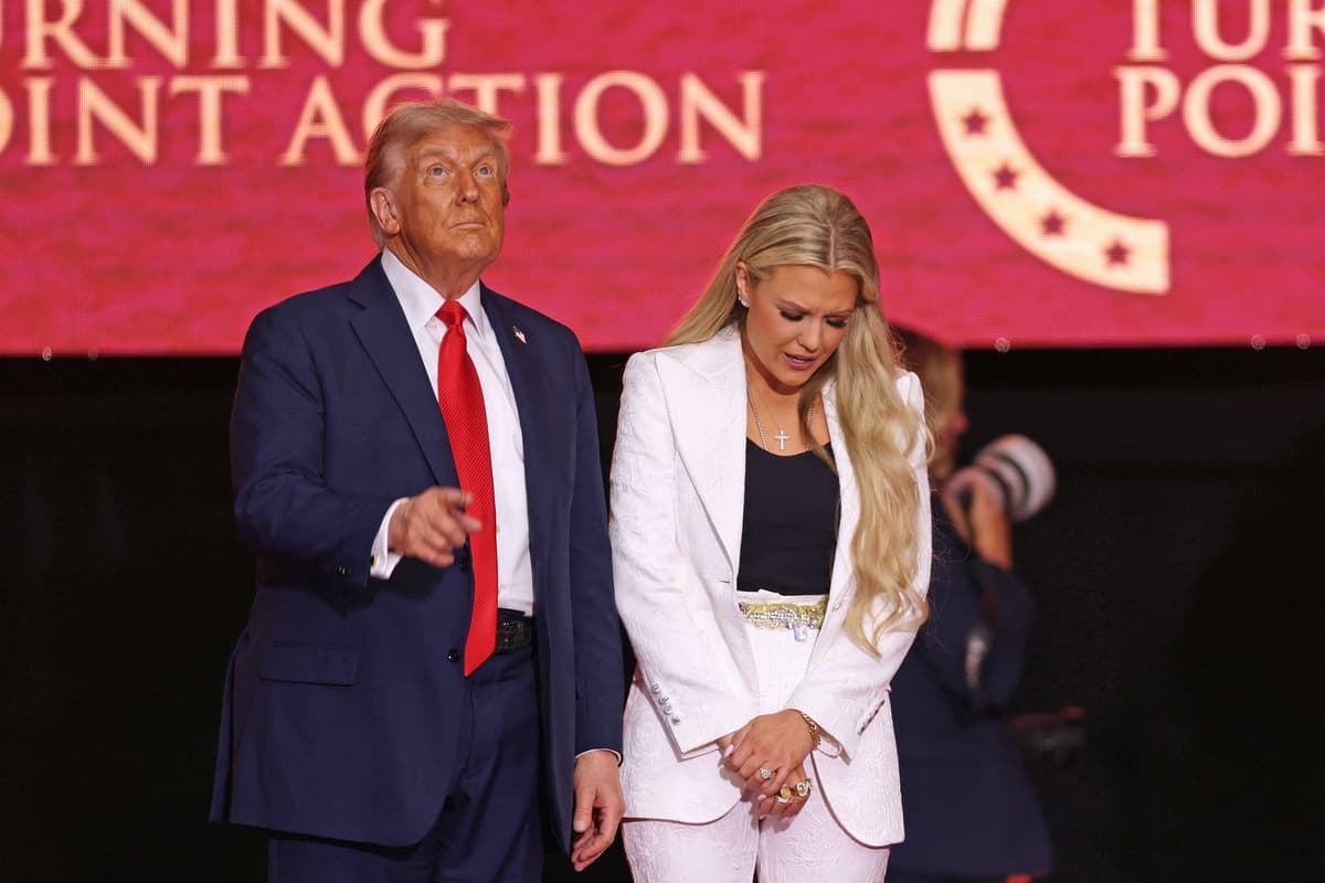 Donald Trump a Erika Kirková na rozlúčke s Charlie Kirkom. Foto Patrick T. Fallon / AFP / AFP / Profimedia