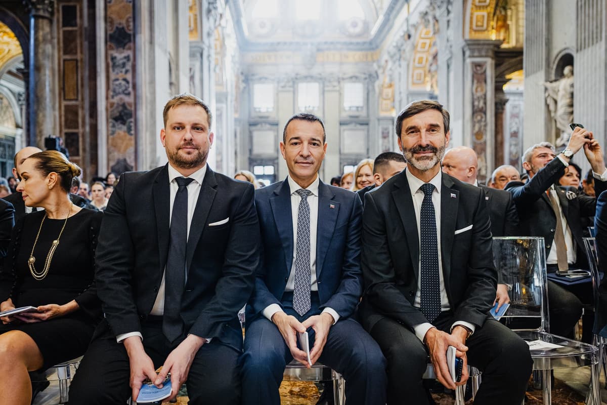 Ministri Kamil Šaško, Tomáš Drucker a Juraj Blanár počas Národnej púte slovenských veriacich vo Vatikáne. Foto: FB/Ministerstvo školstva, výskumu, vývoja a mládeže SR