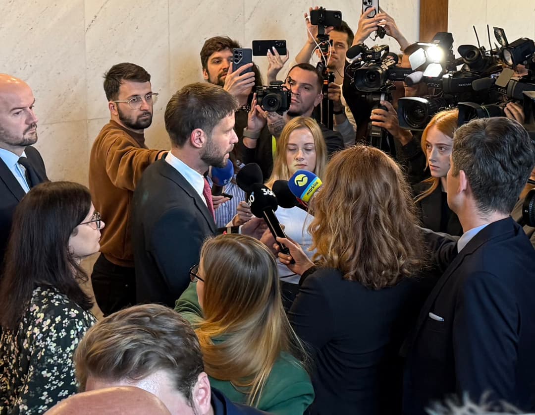 Brífing Michala Šimečku krátko po schválení novely ústavy. Foto: redakcia
