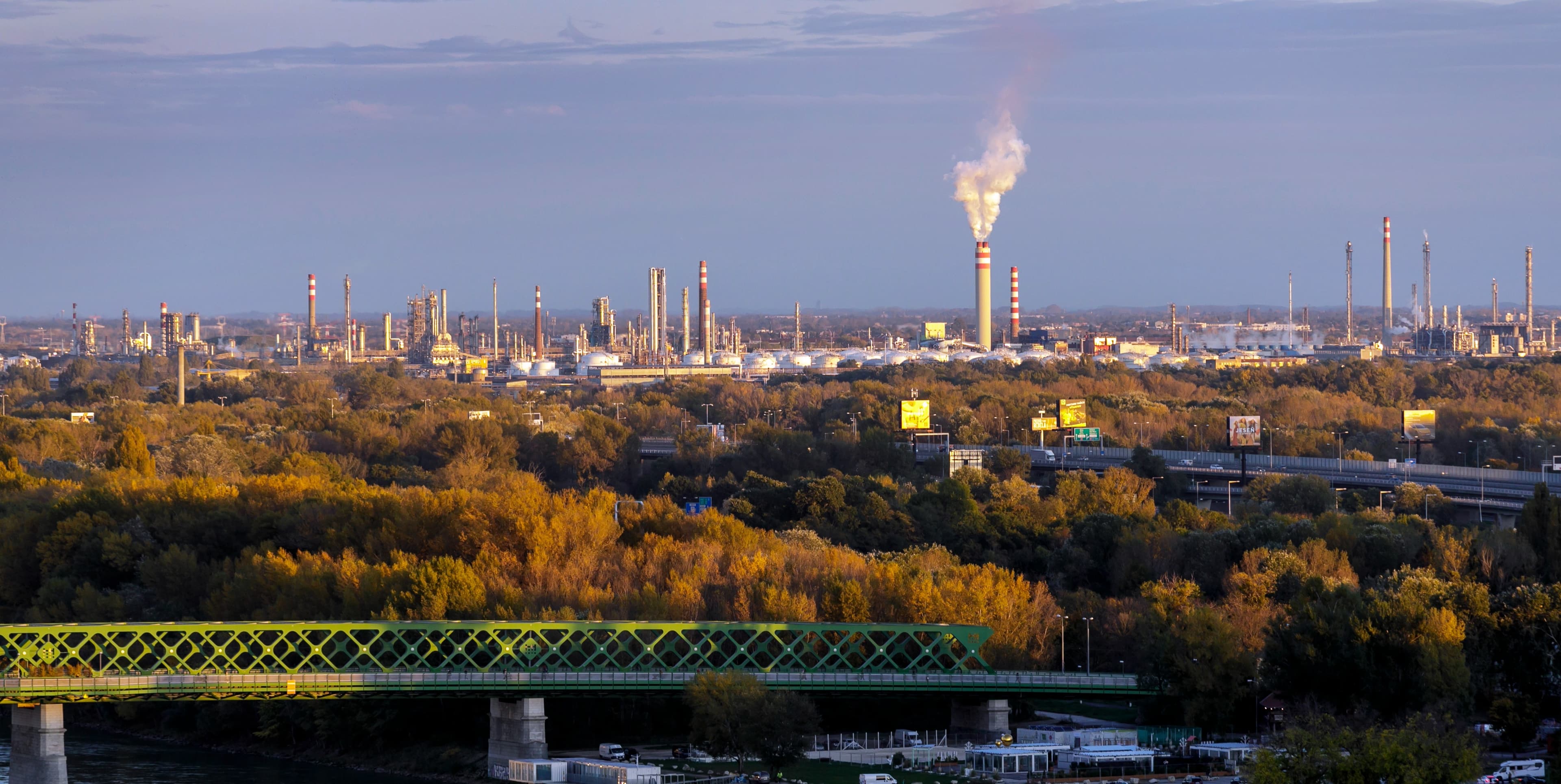 Rafinéria Slovnaft patriaca spoločnosti MOL Group. Foto: Dano Veselský/TASR