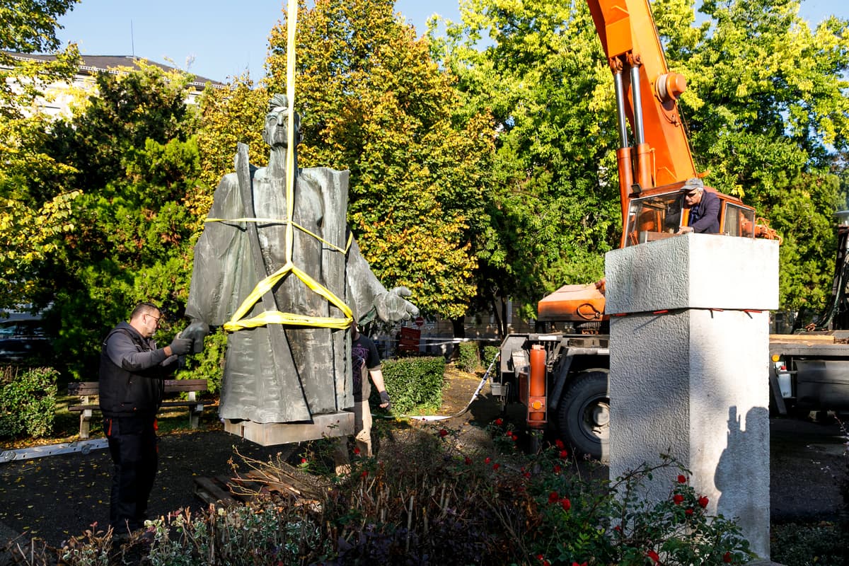 Odstraňovanie pamätníka Mareka Čulena z Námestia Slobody. FOTO: TASR/Dano Veselský