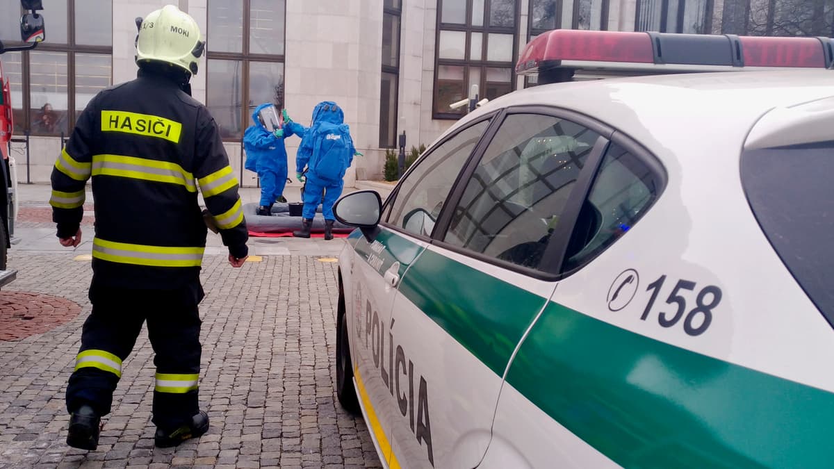 Na snímke špecializovaná chemická jednotka policajného zboru. FOTO: TASR/Martina Kriková