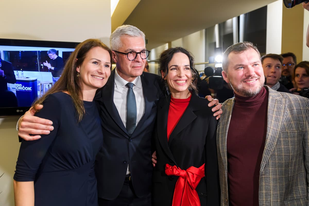 Ivan Korčok (tretí sprava), Viliam Karas (vpravo), Martina Holečková (vľavo) a europoslankyňa za KDH Miriam Lexmann. Foto: Jaroslav Novák/TASR