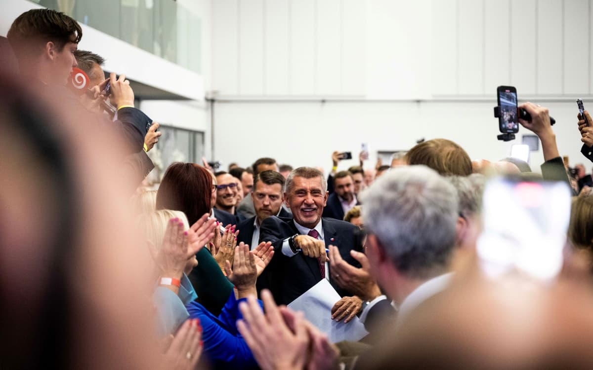 Andrej Babiš sa teší z víťazstva po zverejnení predbežných výsledkov volieb 4. októbra 2025. Foto: Jakub Kotian/TASR