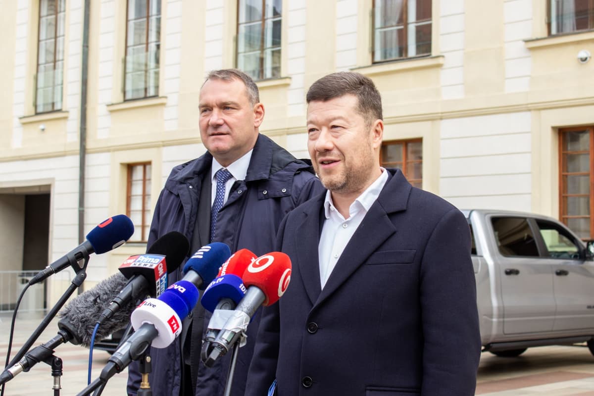Tomio Okamura a podpredseda SPD Radim Fiala hovoria s novinármi po rokovaní s prezidentom ČR Petrom Pavlom na Pražskom hrade o výsledkoch volieb 6. októbra 2025. Foto: Barbora Vizváryová/TASR