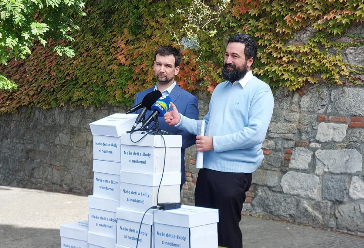 TK členov petičného výboru "Naše deti a školy si nedáme!" Foto: Marker.sk (cropped)