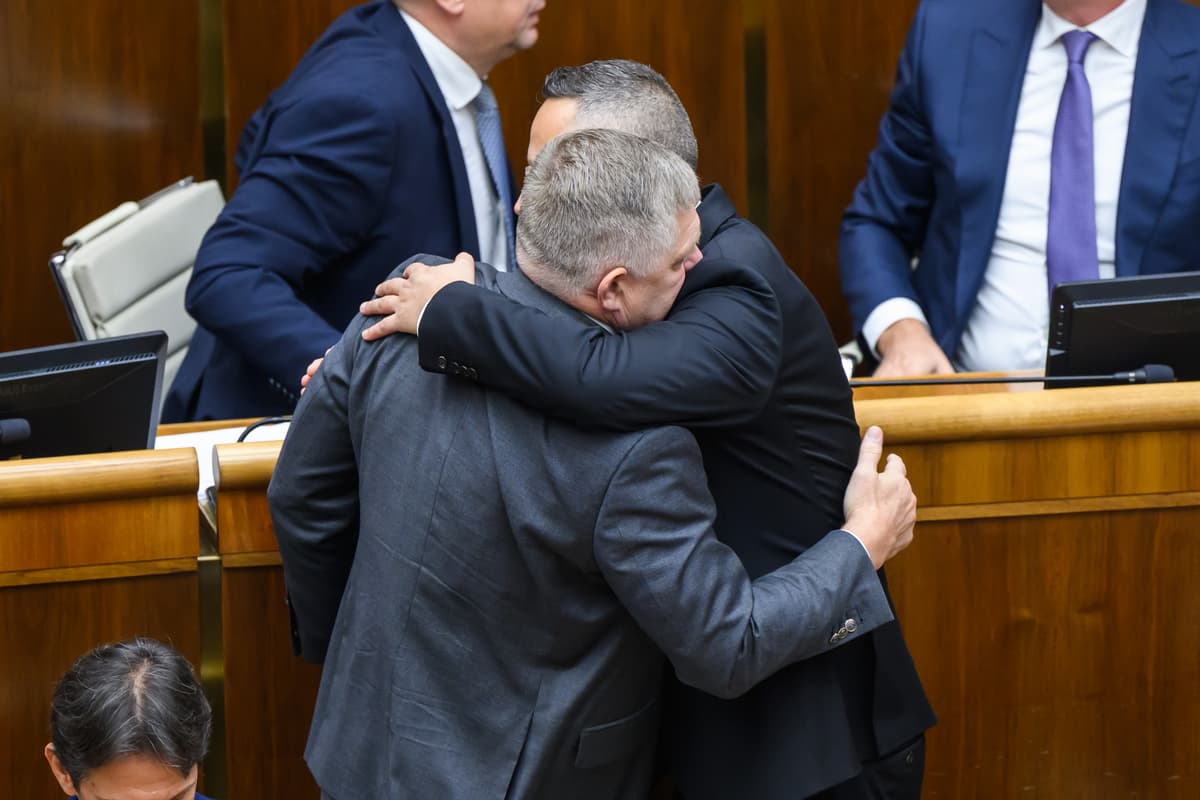Robert Fico a Ladislav Kamenický po schválení štátneho rozpočtu počas hlasovania na 40. schôdzi NR SR v Bratislave 21. októbra 2025. Foto: Jaroslav Novák/TASR