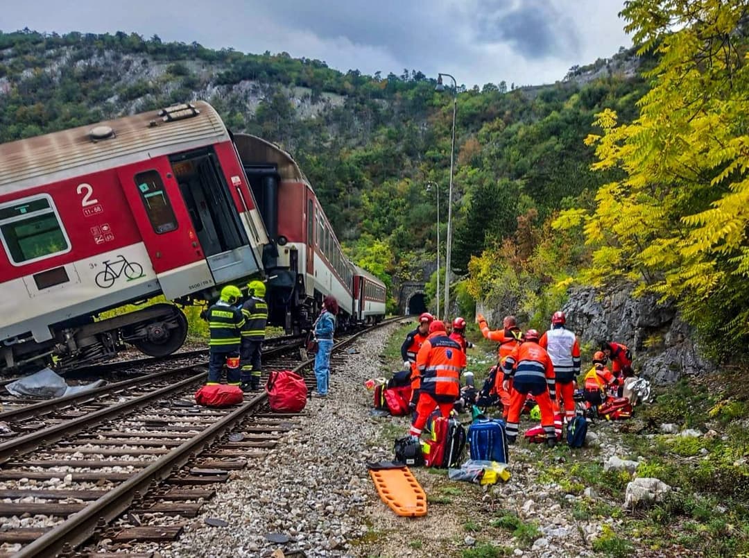 Zrážka dvoch rýchlikov v okrese Rožňava. FOTO: FB Polícia SR - Košický kraj
