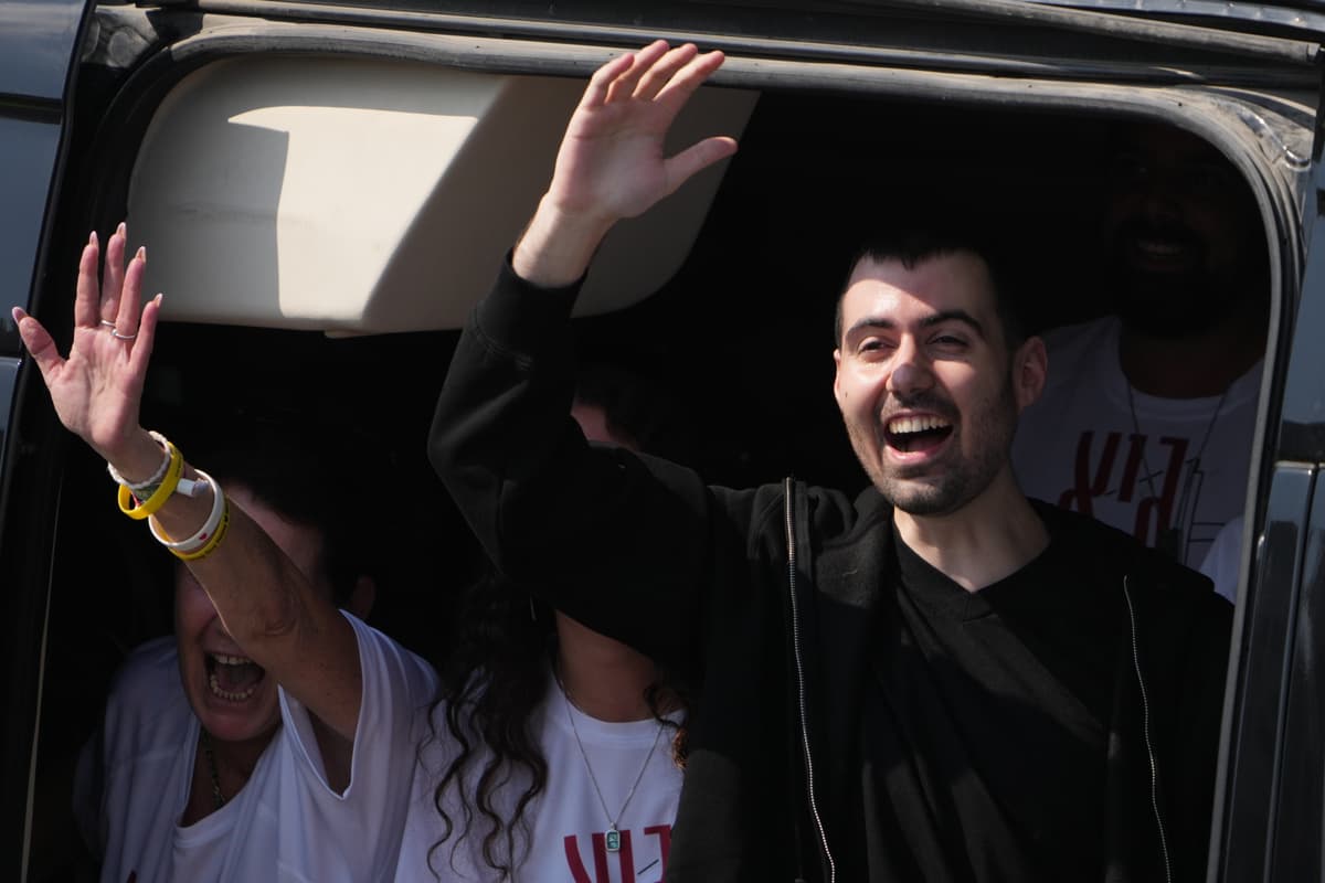 Prepustený izraelský rukojemník Guy Gilboa-Dalal máva z vozidla po príchode do nemocnice Beilinson v Petach Tikve pri Tel Avive. Foto: TASR/AP
