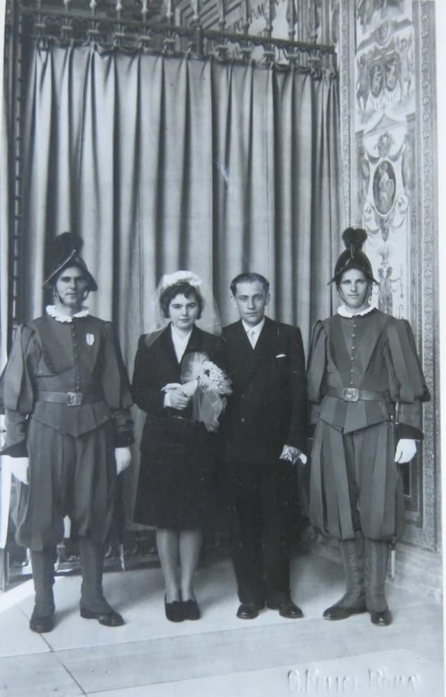 Sobáš Karola Strmeňa a Oľgy Sidorovej v Chráme svätého Petra vo Vatikáne, po ktorom nasledovala súkromná audiencia u pápeža Pia XII. (28. november 1946). Foto: archív M. M.