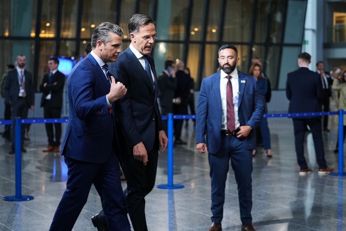 Mark Rutte s ministrom obrany USA Petom Hegsethom po vystúpení pred médiami pred zasadnutím ministrov obrany NATO v sídle NATO v Bruseli 15. októbra 2025. Foto: TASR/AP