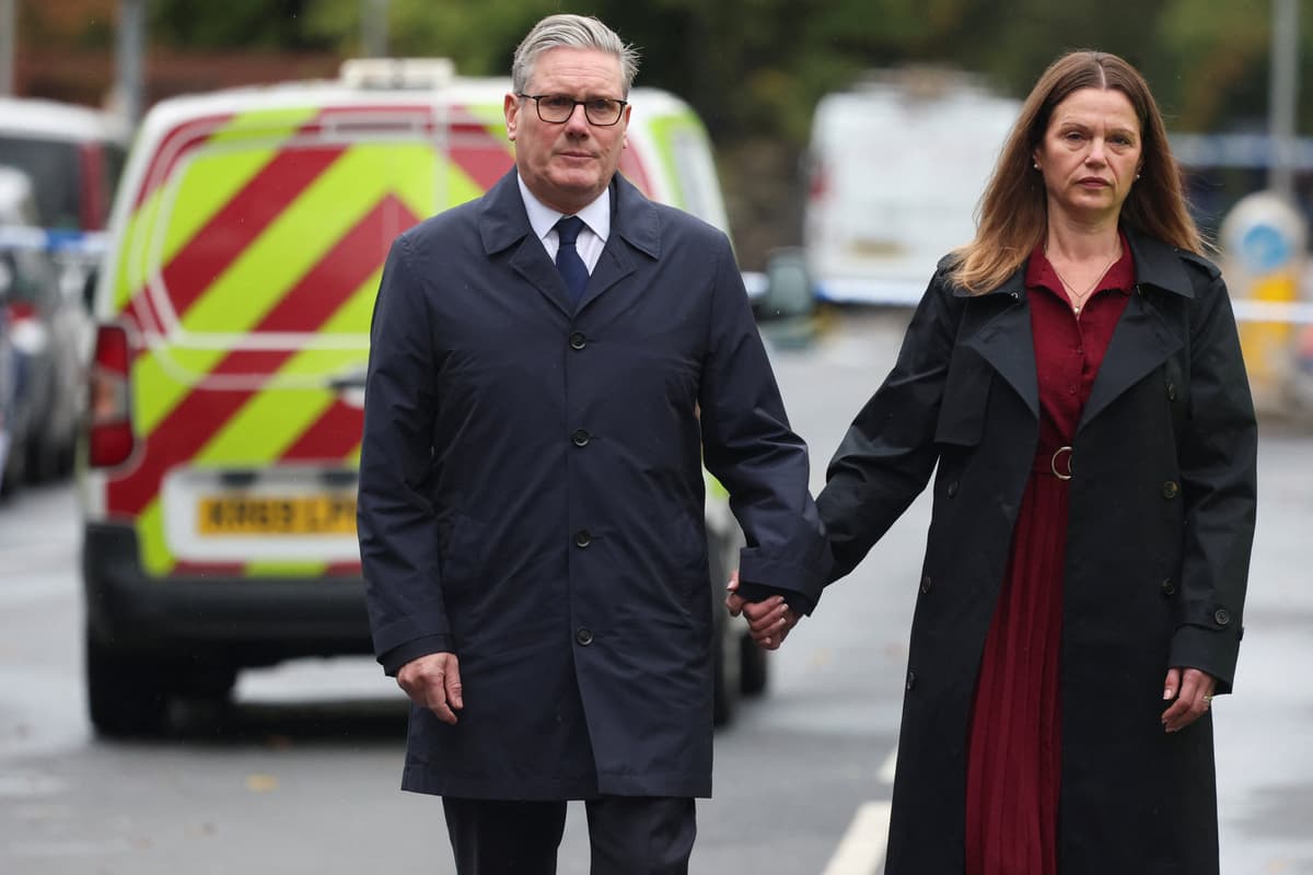 Britský premiér Kei Starmer a jeho manželka Vicotria Starmerová na mieste štvrtkového útoku v synagóge na predmestí Manchestru v piatok 3. októbra 2025. Foto: TASR/AP
