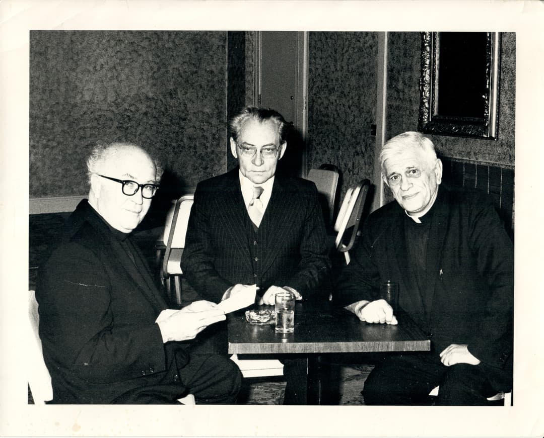 Blízki priatelia, ktorých nespájala len poézia – Mikuláš Šprinc, Karol Strmeň a Rudolf Dilong. Foto: archív M. M.